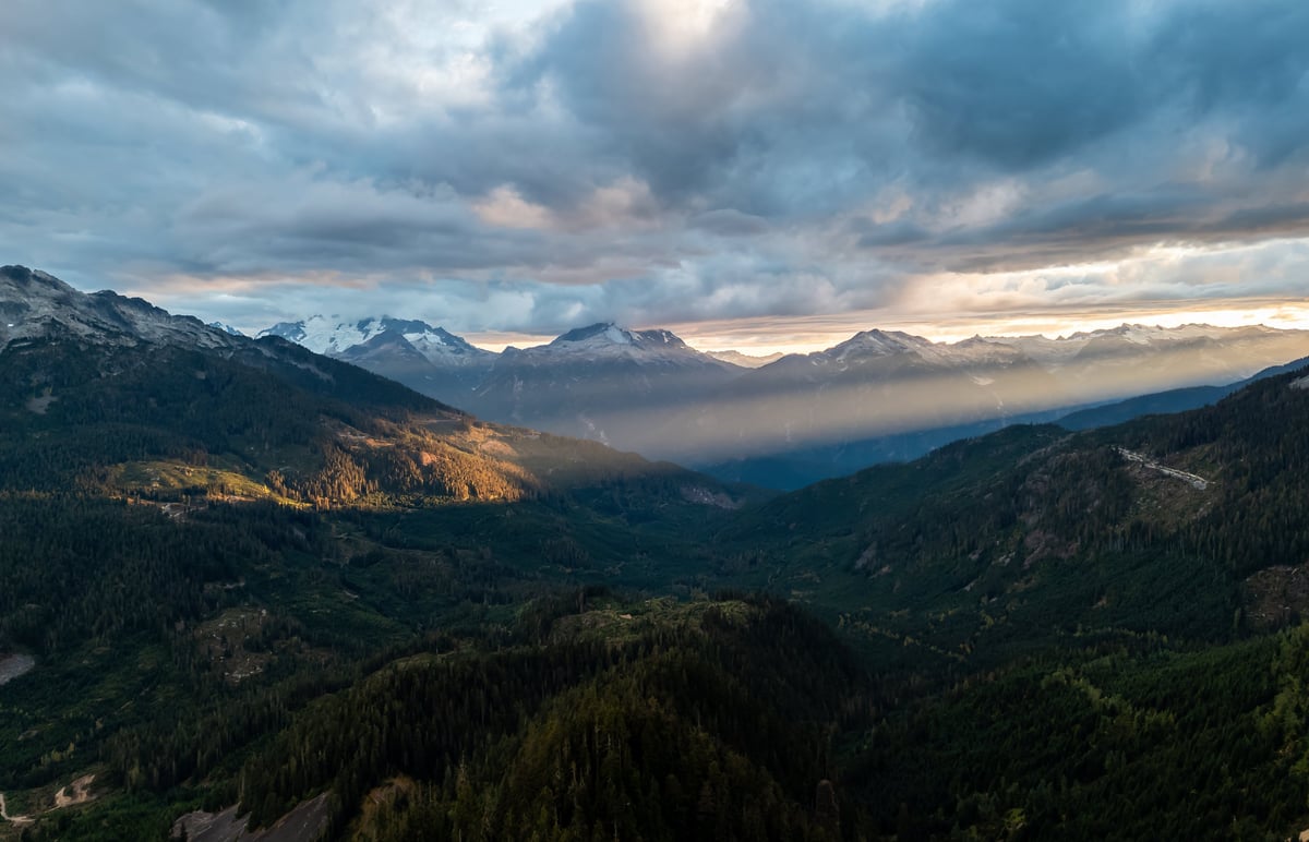 Valle con niebla y montañas — territorio, escala y activos reales en el sur